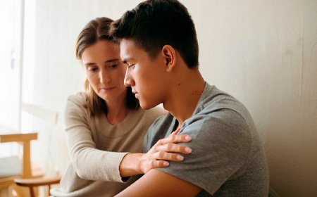 Женщина держит за предплечье мужчину